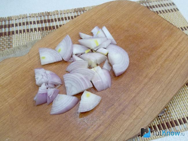 Репчатый лук нашинкован полукольцами