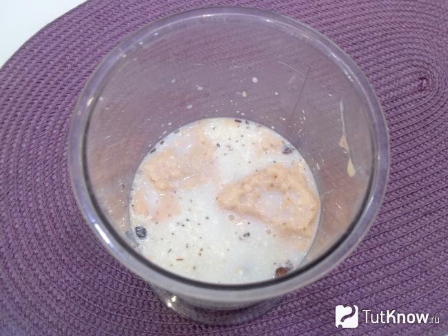 В чашу блендера добавлено мороженое