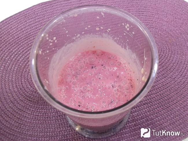Готовый молочный коктейль с мороженым и черной смородиной