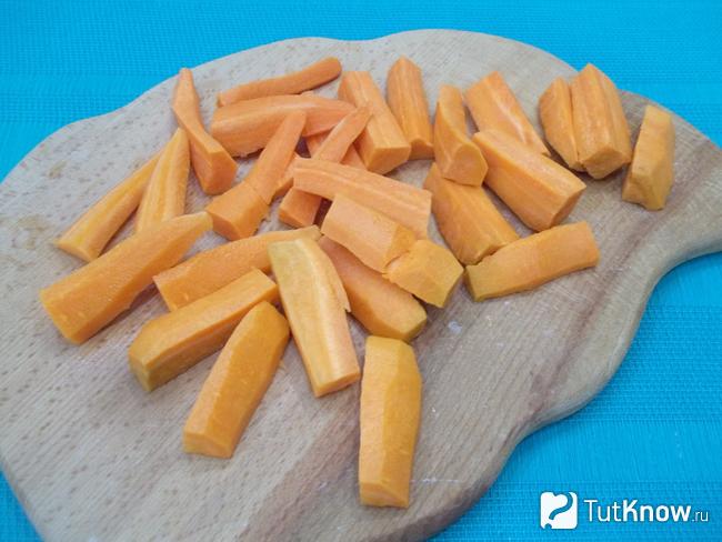 Морковь очищена и нарезана брусками