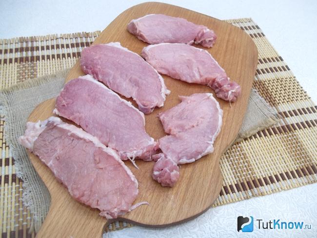 Мясо нарезано кусочками и отбито с двух сторон