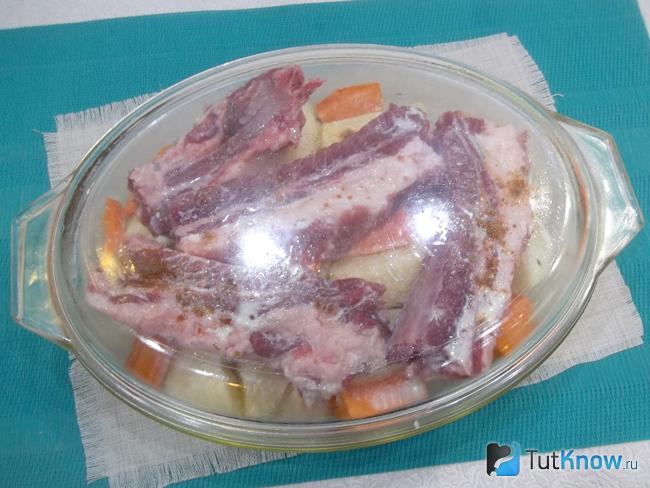Продукты заправлены специями, сливками, закрыты крышкой и отправлены в духовку