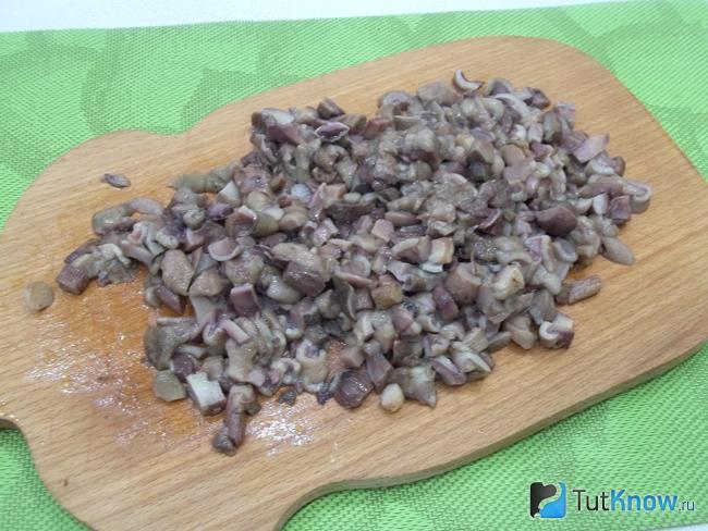 Грибы нарезаны кубиками