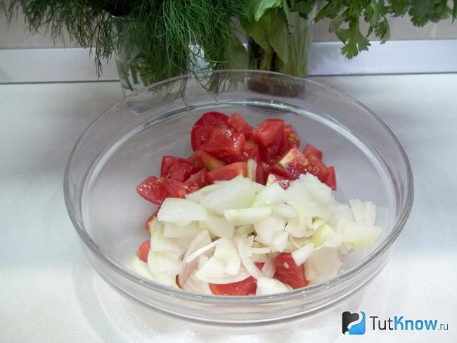 Репчатый лук нашинкован полукольцами