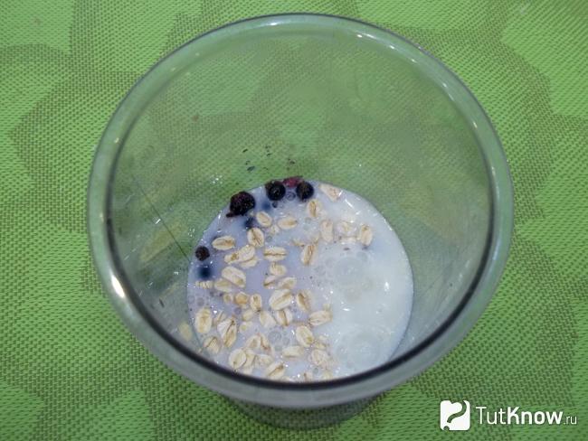 К продуктам налито молоко