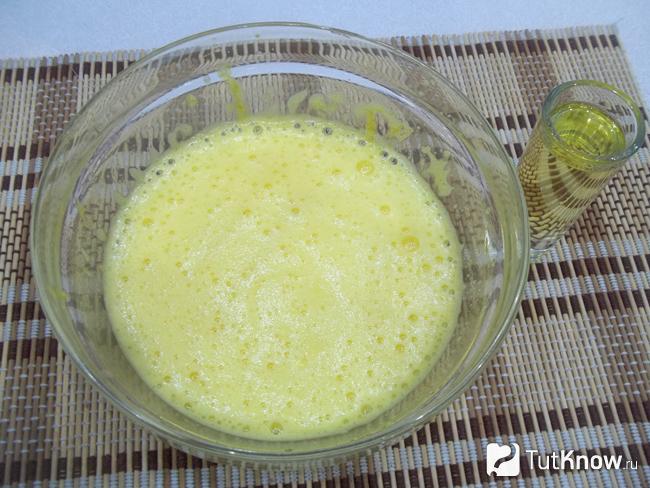 Яйца взбиты миксером, добавлено масло и продукты снова взбиты