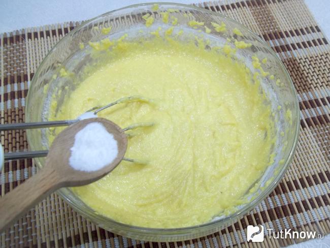 Продукты перемешаны и добавлена сода