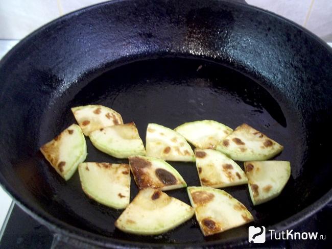 Кабачки жарятся на сковороде