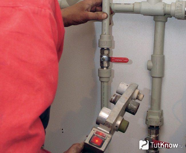 Монтаж пластиковых труб для водоснабжения