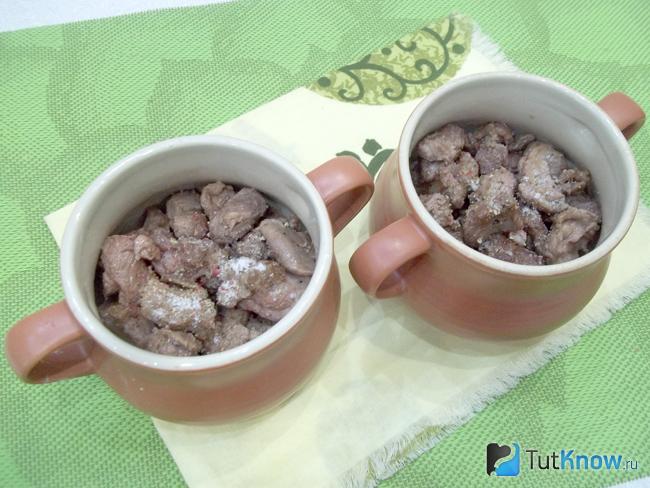 В горшочки разложено жареное мясо
