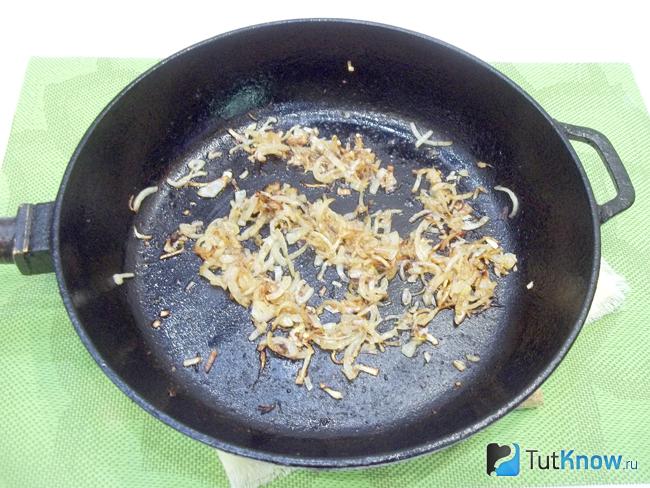 Репчатый лук нашинкован и пассирован