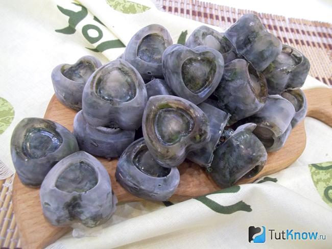 Готовая замороженная мята кубиками льда на зиму