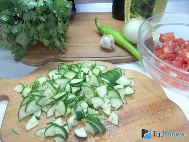 Огурцы нарезаны полукольцами