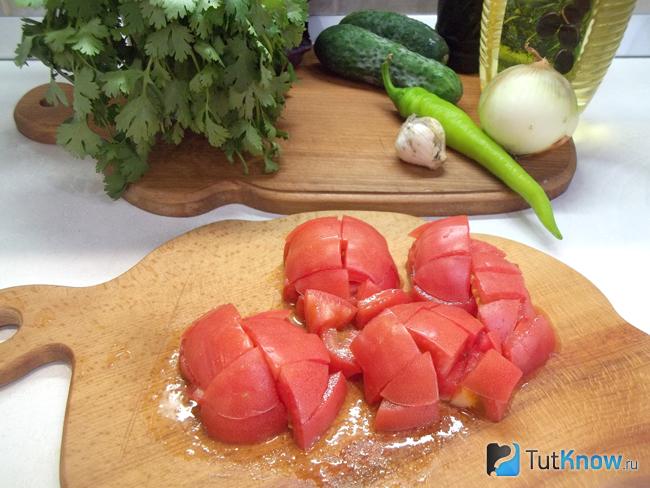 Помидоры нарезаны кубиками