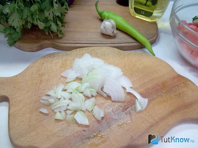Лук нарезан полукольцами