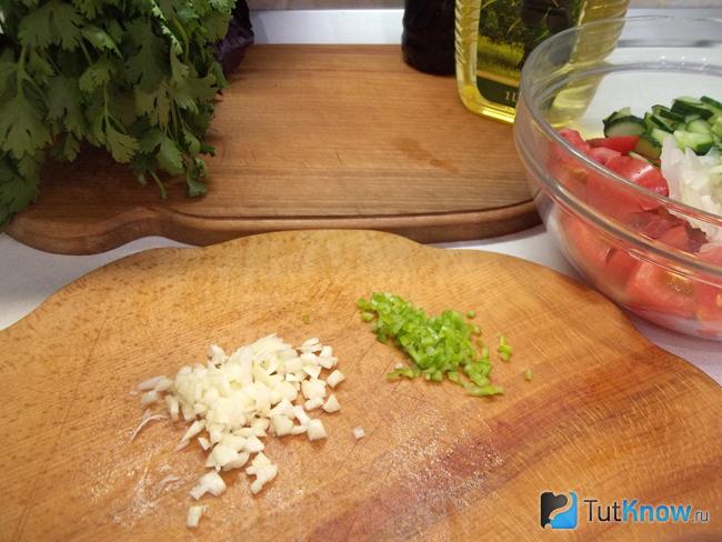 Чеснок и горький перец измельчены