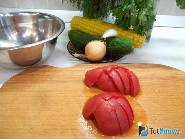 Помидоры нарезаны кусочками
