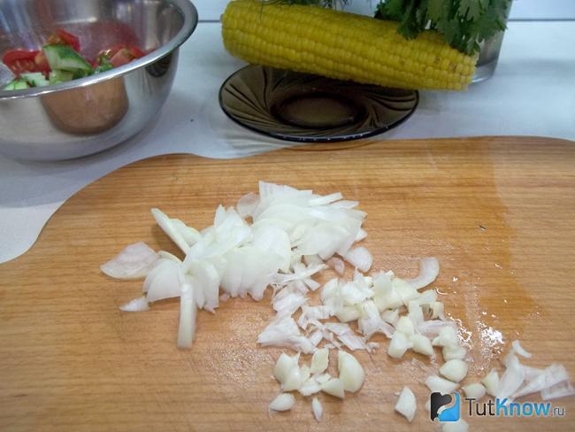 Репчатый лук нарезан полукольцами