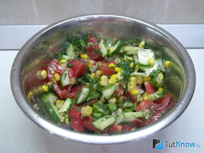 Готовый овощной салат с вареной кукурузой