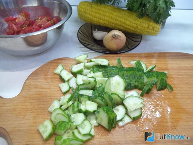 Огурцы нарезаны полукольцами