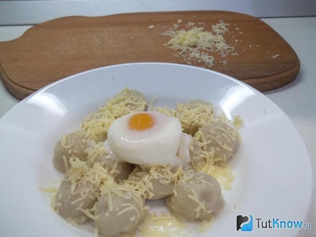 Готовые пельмени с сыром и яйцом-пашот