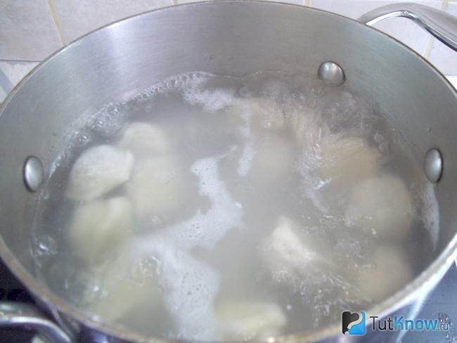 Пельмени опущены в кипящую воду
