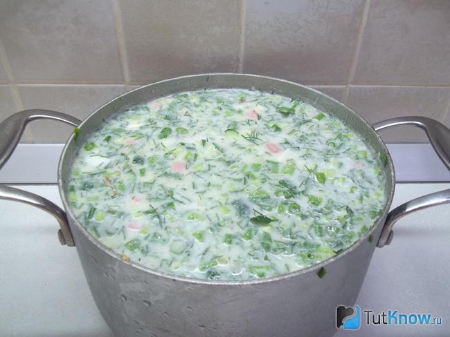 Готовая окрошка с колбасой на воде и сметане