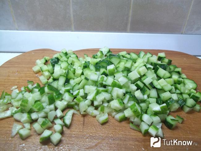 Огурцы нарезаны кубиками