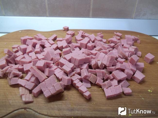 Колбаса нарезана кубиками