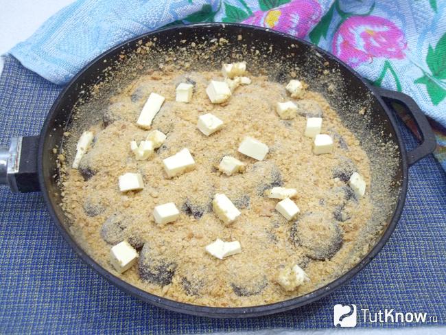 Сливы присыпаны сухарями и сливочным маслом