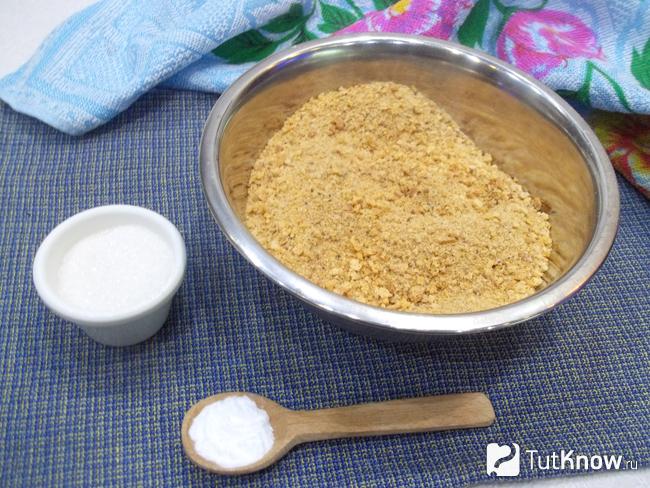 Молотые сухари перемешаны с сахаром и содой
