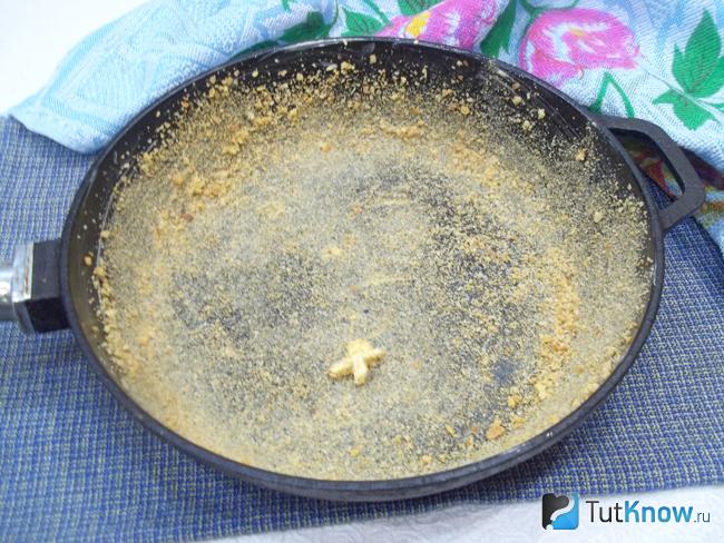 Форма для выпечки смазана маслом и присыпана сухарями