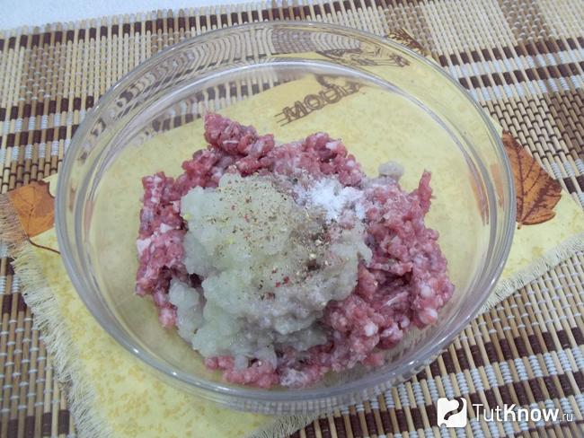 Мясо и репчатый лук перемешаны