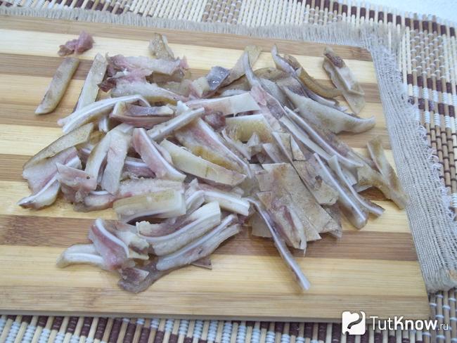 Ушки охлаждены и нарезаны соломкой