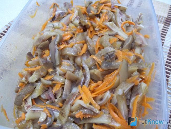 Готовый салат из свиных ушей и грибов
