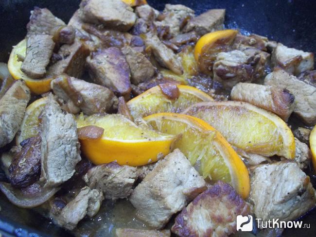 Готовое тушеное мясо с апельсинами