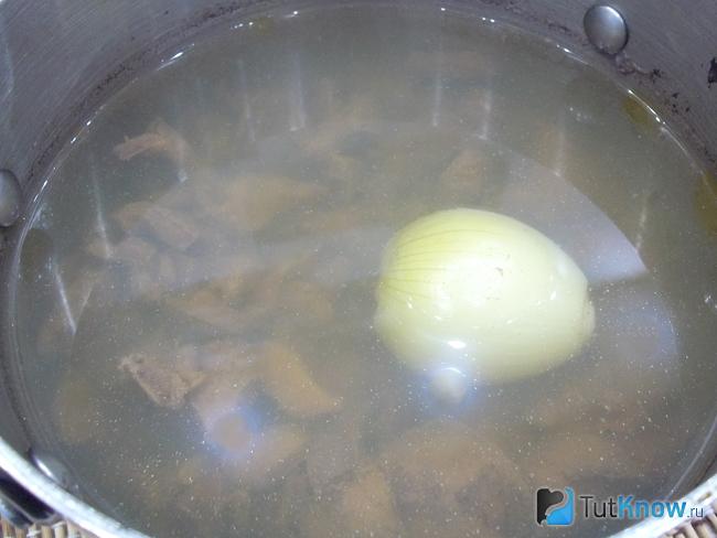 Варится бульон из субпродуктов