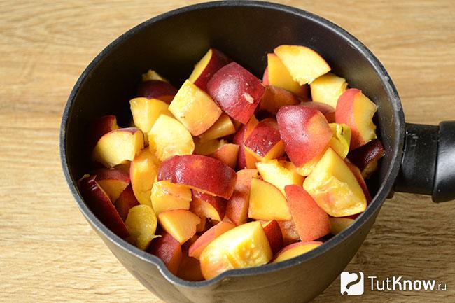 Резаные персики в ковшике