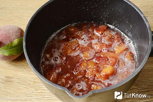 Персики и их сок доведены до кипения