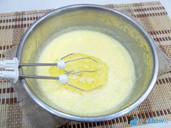 Яйца взбиты миксером. К ним добавлен кефир и растительное масло