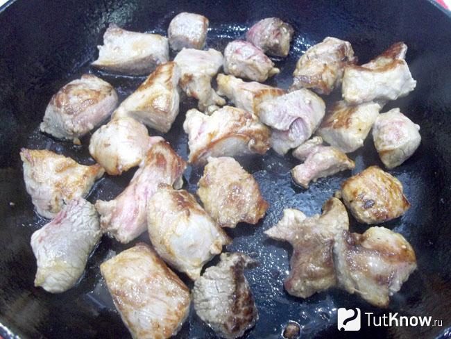 Мясо нарезано и обжарено на сковороде