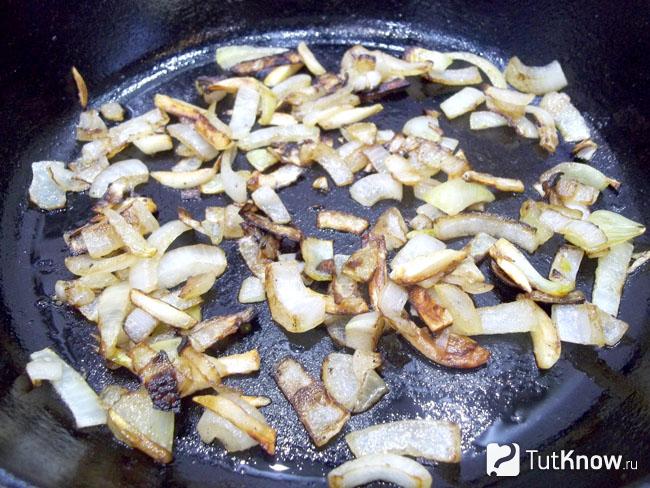 Репчатый лук нашинкован и обжарен