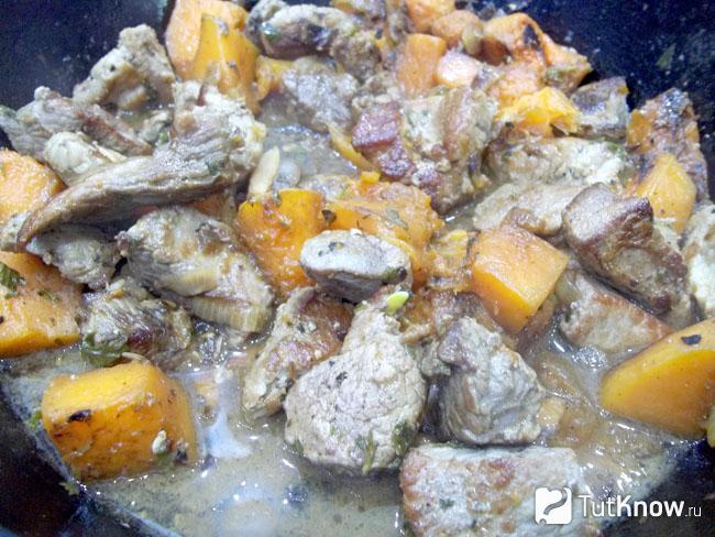 Готовая тушеная тыква с мясом