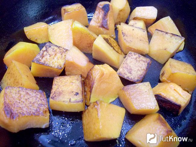 Тыква нарезана кусочками и обжарена на сковороде
