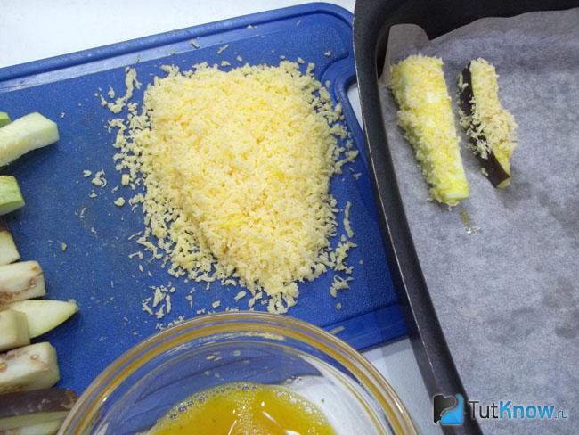 Баклажаны с кабачками выложены в форму для запекания
