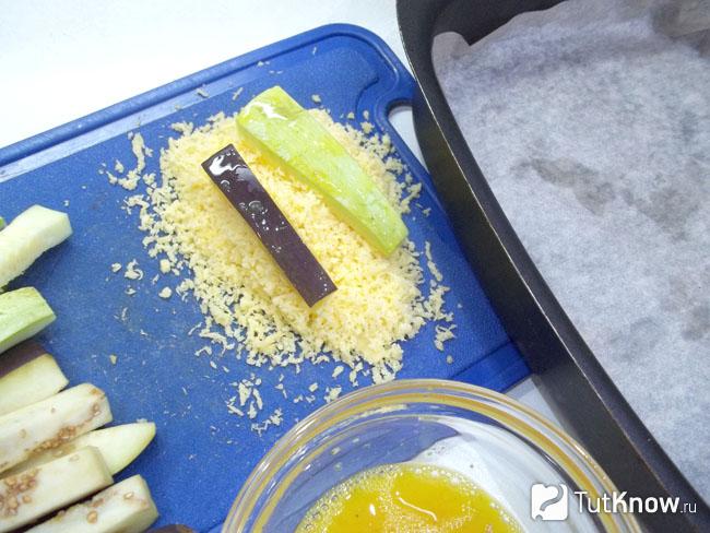 Баклажаны с кабачками панированы в сырной стружке