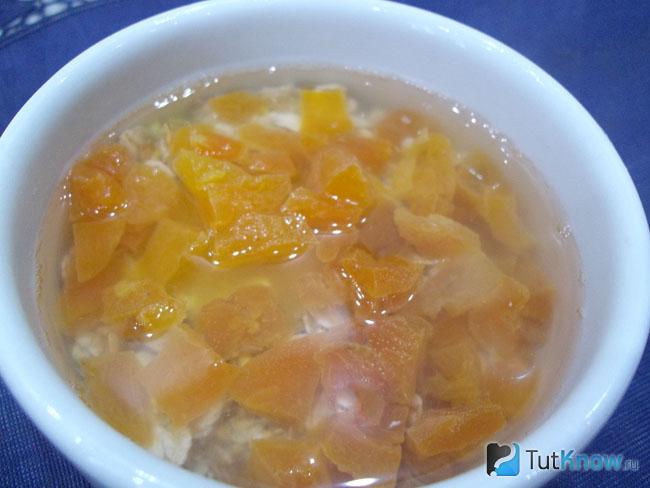 Овсяные хлопья с курагой залиты кипятком