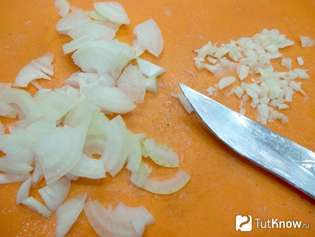 Репчатый лук и чеснок тонко нарезаны