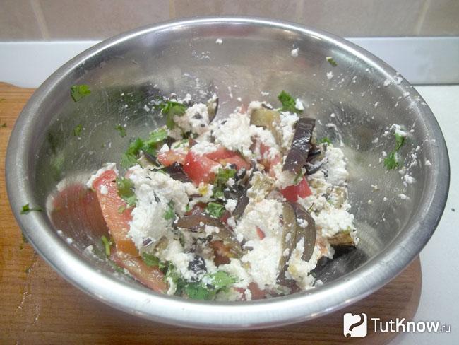 Готовый салат с баклажанами, помидорами и творогом
