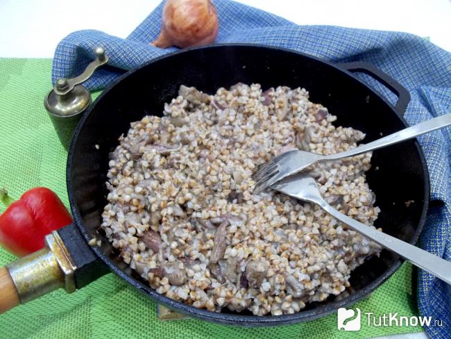 Готовая гречневая каша с замороженными грибами